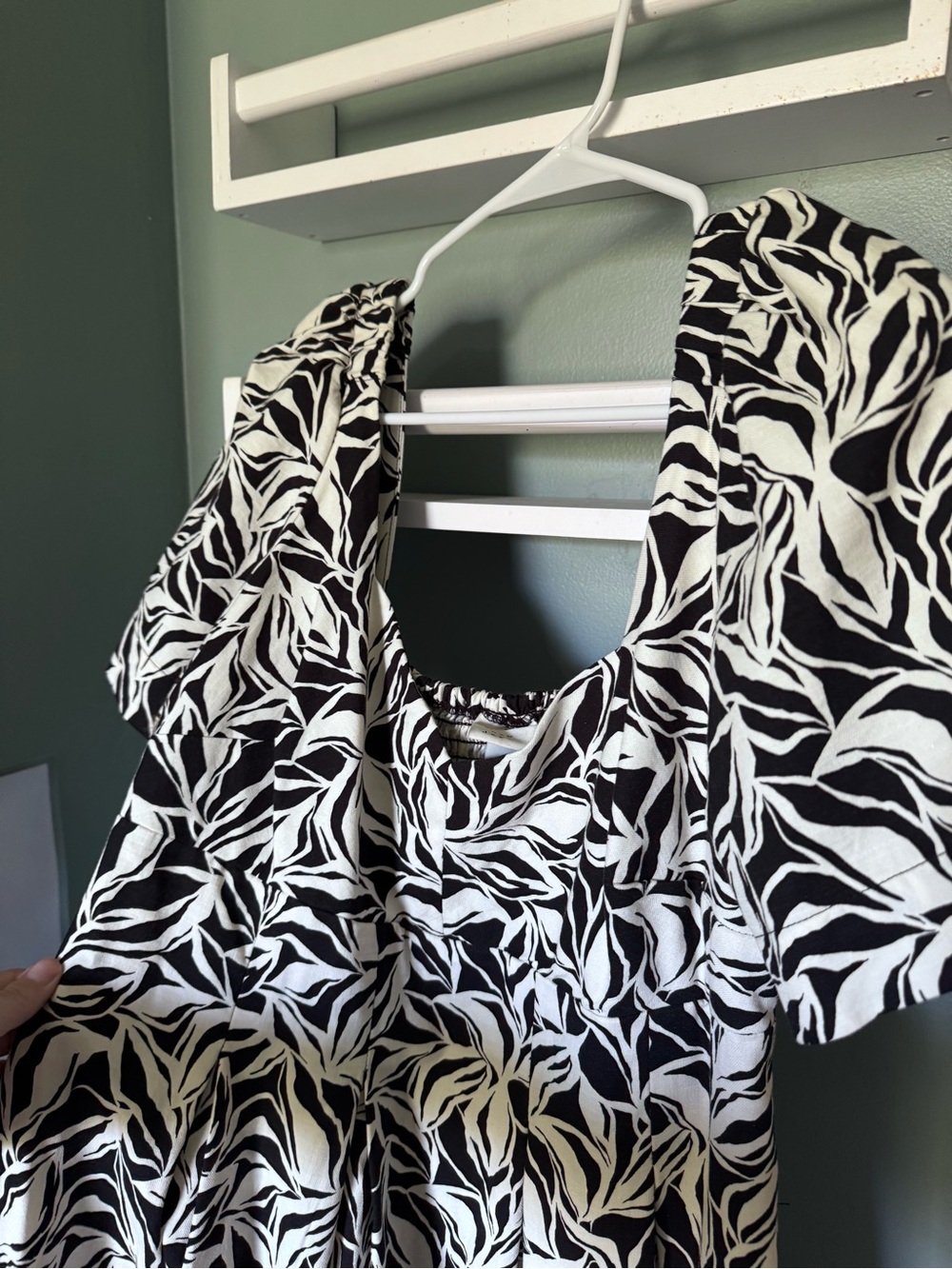 Target Black and White Leaf-Print Midi Dress - Picture 4 of 6